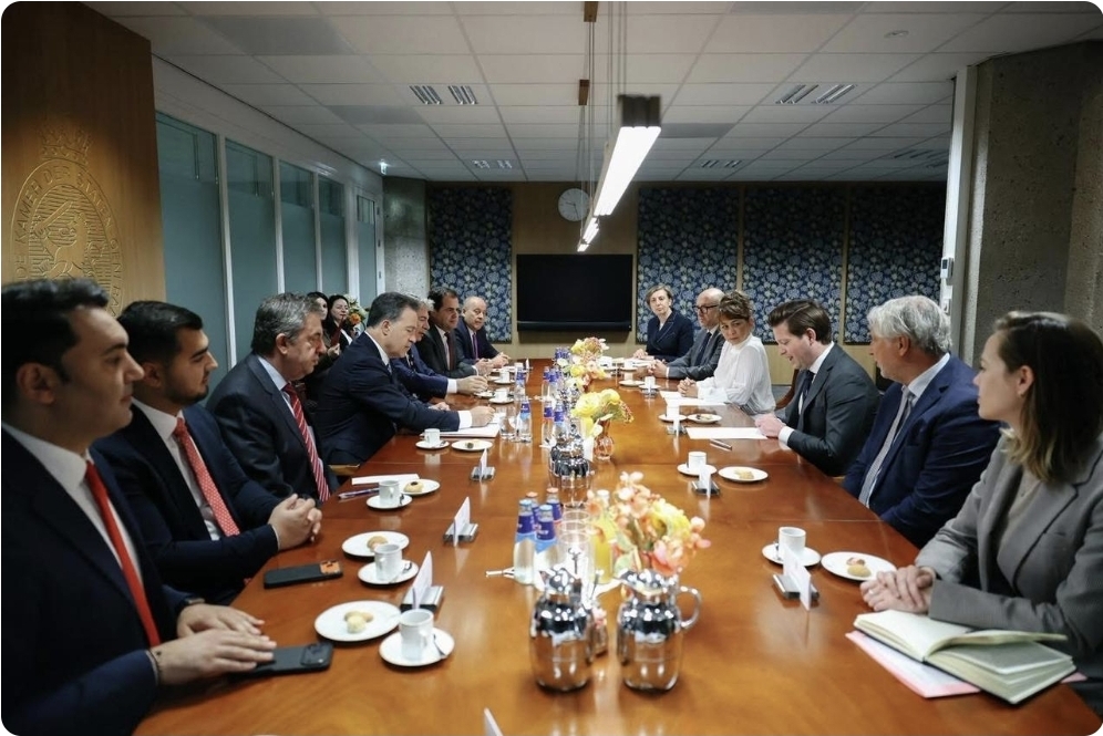 Niko Peleshi merr në ekskursion në Hollandë deputetët e Berishës